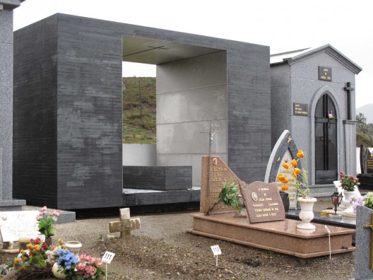 Family Tomb in the Açor Mountains / Pedro Dias