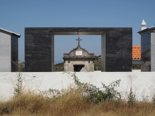 Family Tomb in the Açor Mountains / Pedro Dias