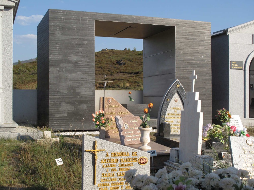 Family Tomb in the Açor Mountains / Pedro Dias