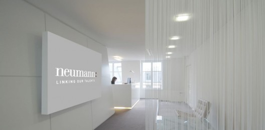 White & Shiny at the Champs Elysées / S.DREI Architektur