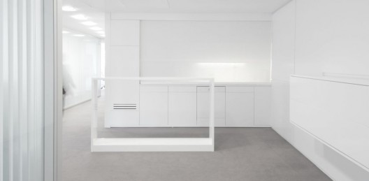 White & Shiny at the Champs Elysées / S.DREI Architektur