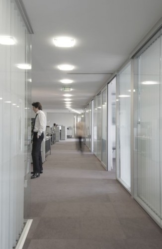 White & Shiny at the Champs Elysées / S.DREI Architektur