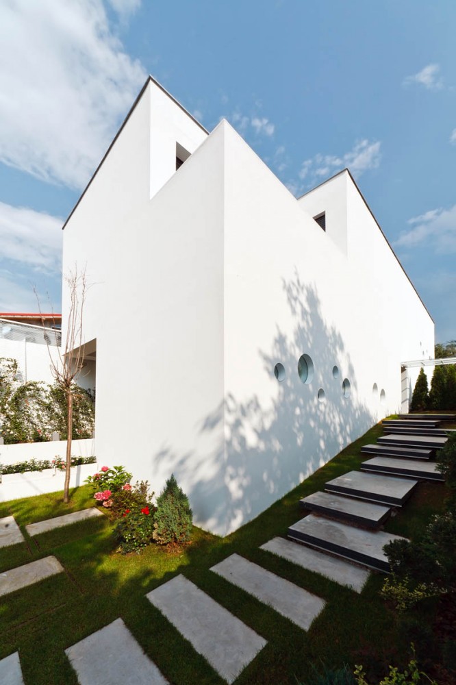 Vultureni House / TECON Architects