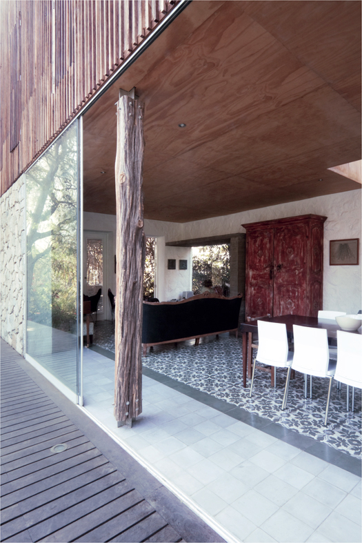 Country House in Santa Eulalia / René Poggione González, Susel Biondi Antúnez de Mayolo