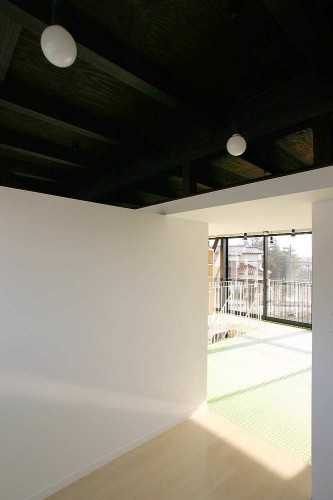 House With Midair Living / StudioGreenBlue
