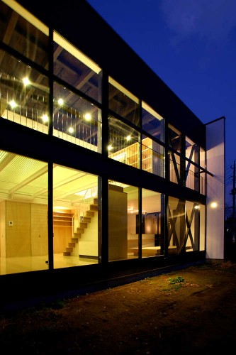 House With Midair Living / StudioGreenBlue