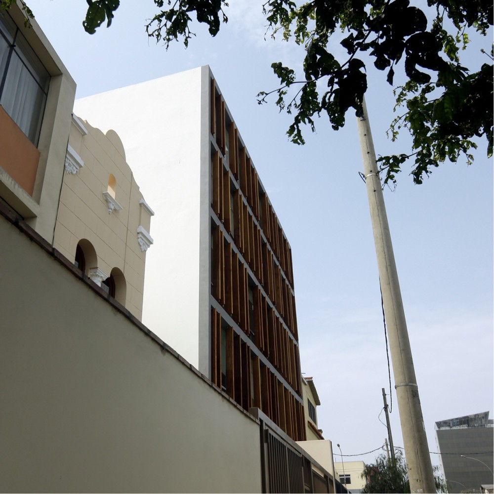 Office Building / Fernando Mosquera and Llona + Zamora Arquitectos