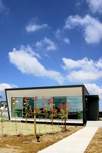 House With Concrete Louvers / StudioGreenBlue