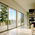 House With Glass Louvers / StudioGreenBlue StudioGreenBlue