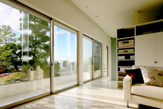 House With Glass Louvers / StudioGreenBlue