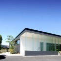 House With Glass Louvers / StudioGreenBlue StudioGreenBlue