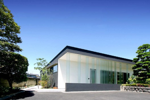 House With Glass Louvers / StudioGreenBlue