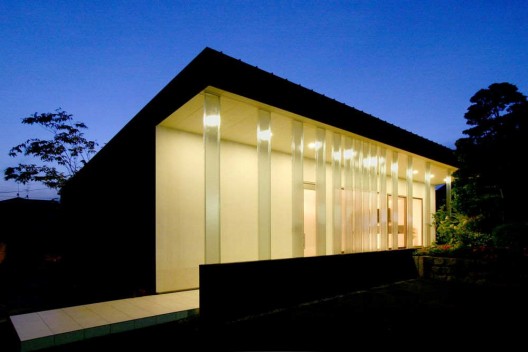 House With Glass Louvers / StudioGreenBlue