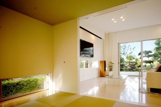 House With Glass Louvers / StudioGreenBlue