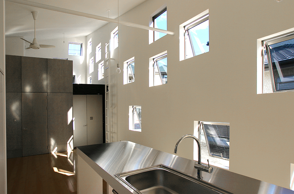 House of Sunlight Through Trees / StudioGreenBlue