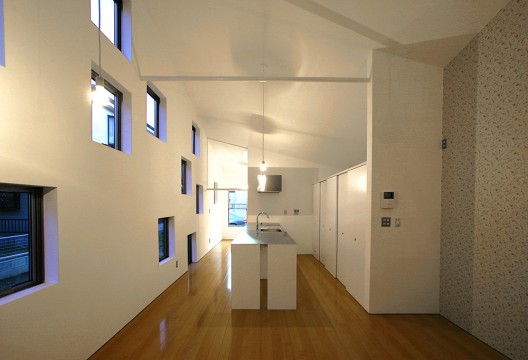 House of Sunlight Through Trees / StudioGreenBlue