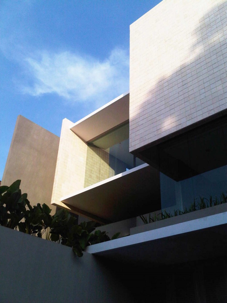 Tan Residence / Chrystalline Artchitect