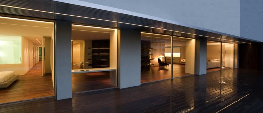 House Built Into The City / Fran Silvestre Arquitectos