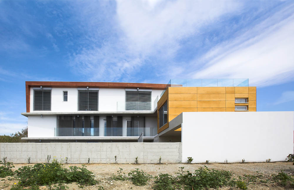 Petros & Andri Residence / VARDAstudio
