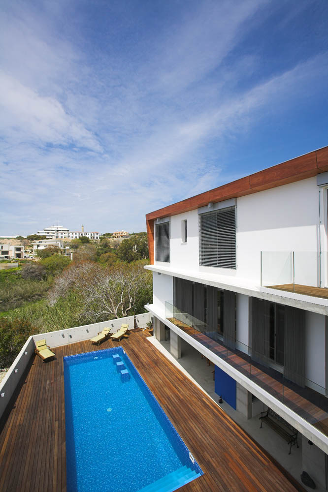 Petros & Andri Residence / VARDAstudio