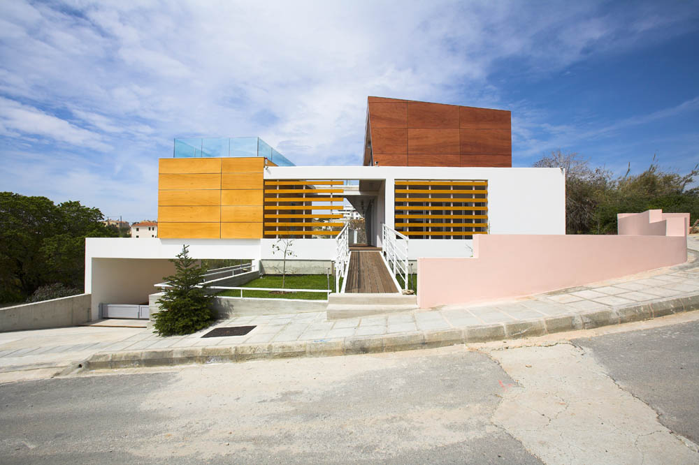 Petros & Andri Residence / VARDAstudio