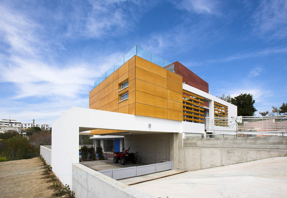 Petros & Andri Residence / VARDAstudio