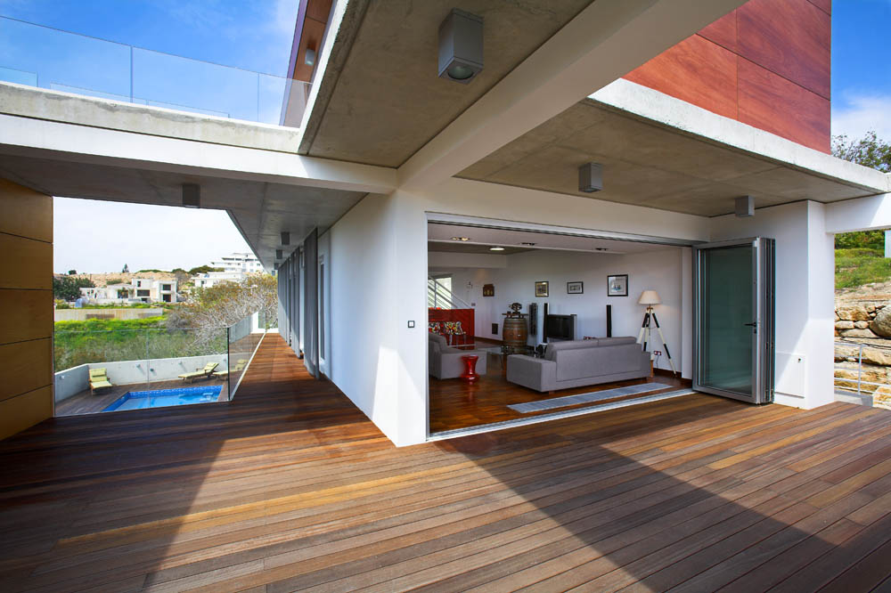 Petros & Andri Residence / VARDAstudio