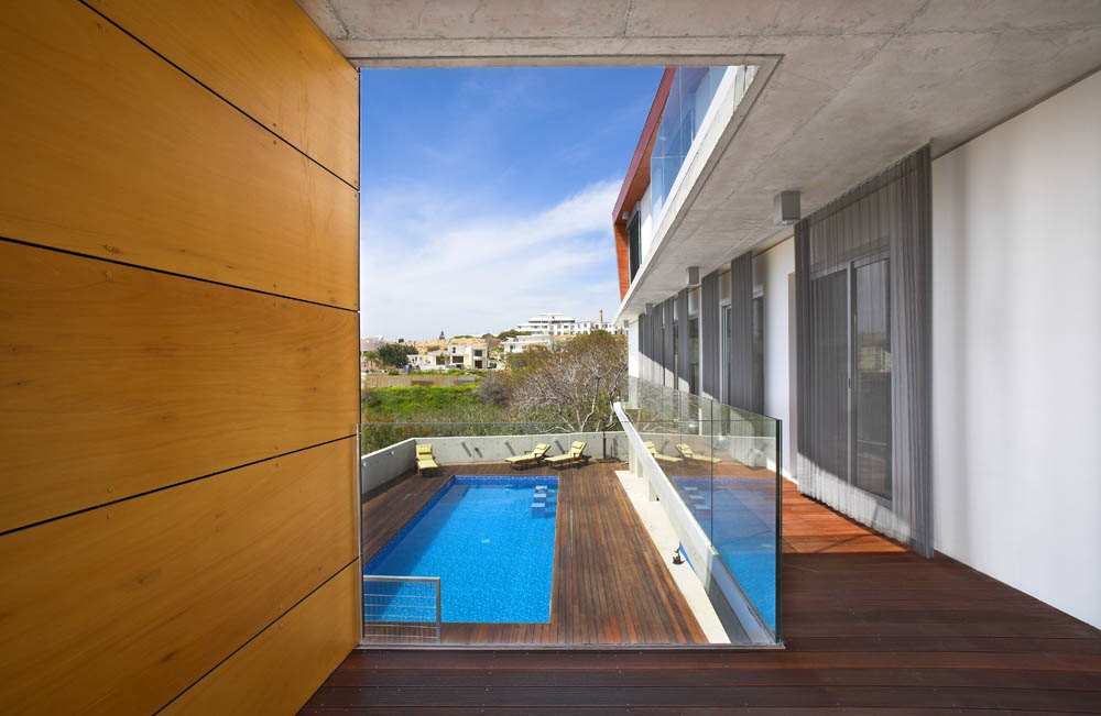 Petros & Andri Residence / VARDAstudio