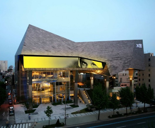 Xi Gallery / SKM Architects