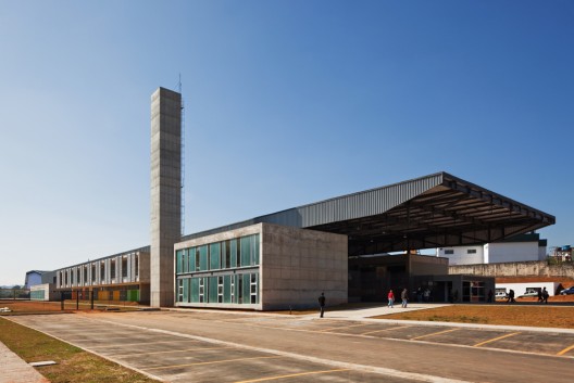 CEU Pimentas / Biselli + Katchborian architects