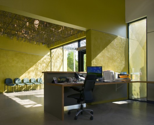 Desiderata Alternative High School / Jones Studio