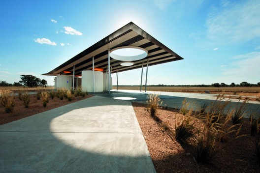 Calder Woodburn Rest Area / BKK Architects