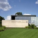 Kupferberg Holocaust Resource Center and Archives / TEK Architects Kupferberg Holocaust Resource Center and Archives / TEK Architects © Brian Rose Photography