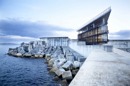 CCS Control And Servicies Center / Díaz y Díaz Arquitectos