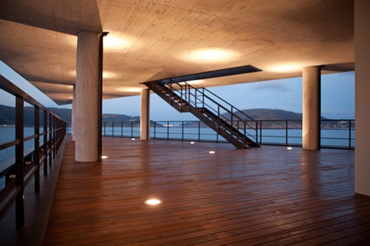 CCS Control And Servicies Center / Díaz y Díaz Arquitectos