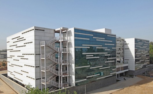 Dental College / Romi Khosla Design Studios