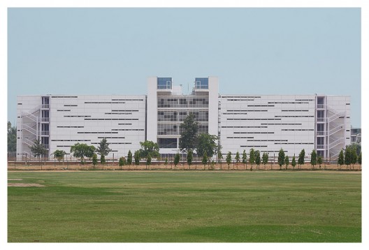 Dental College / Romi Khosla Design Studios