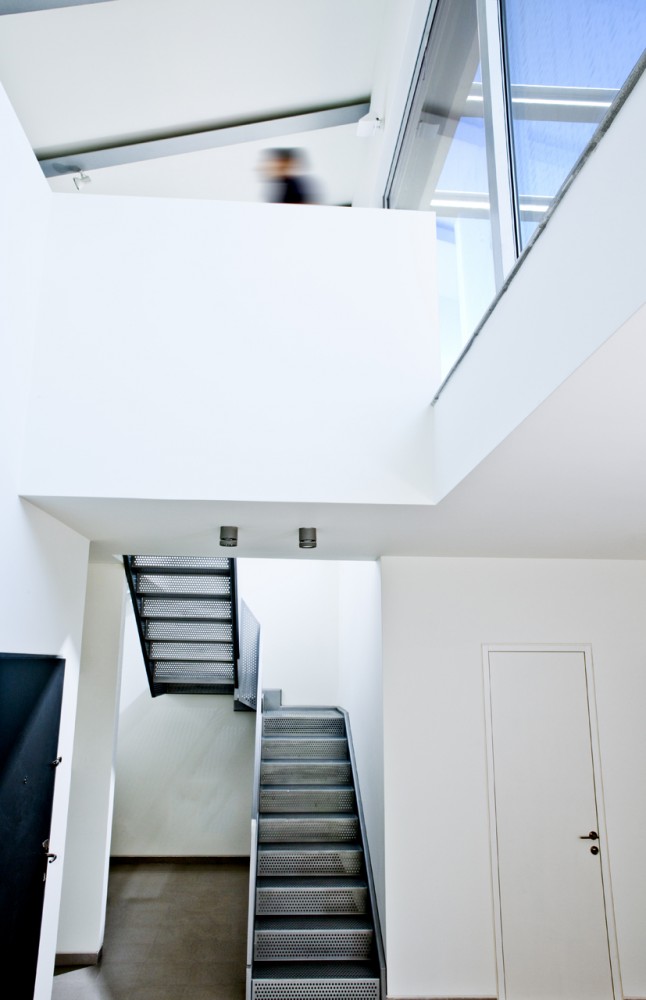 Building Refurbishment And Roof Extension In Tel-Aviv / Koniak Architects