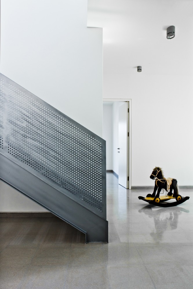 Building Refurbishment And Roof Extension In Tel-Aviv / Koniak Architects