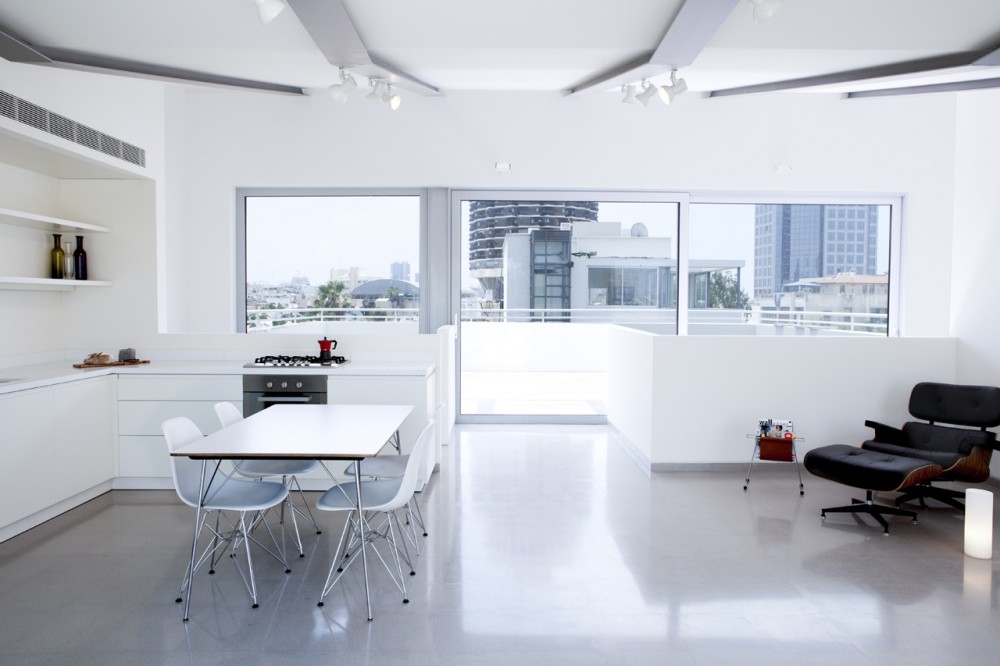 Building Refurbishment And Roof Extension In Tel-Aviv / Koniak Architects