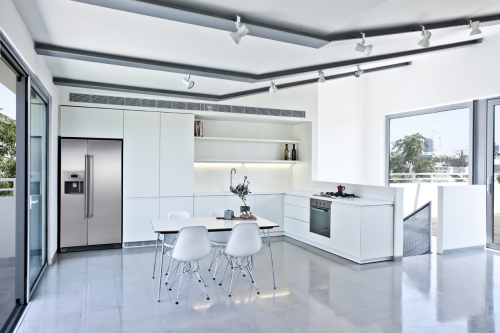 Building Refurbishment And Roof Extension In Tel-Aviv / Koniak Architects
