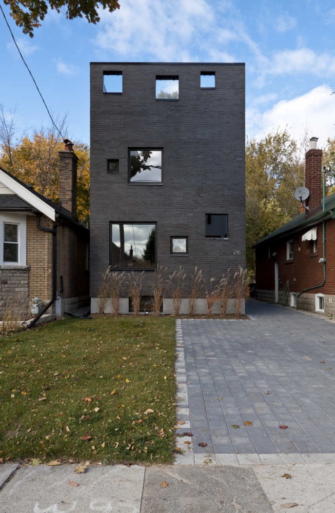 Charcoal House / Atelier rzlbd
