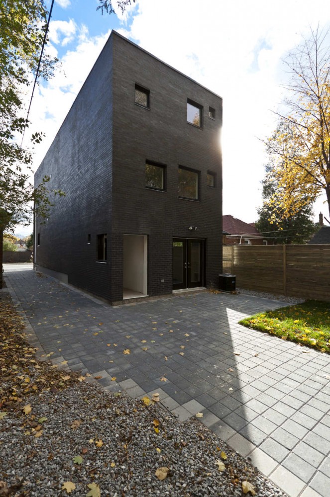 Charcoal House / Atelier rzlbd