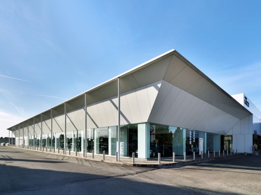 Commercial Building Fratelli Cozzi Auto / Buratti+Battiston Architects
