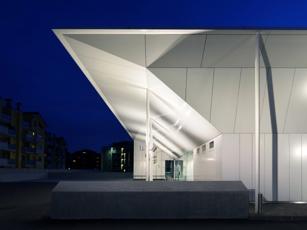 Commercial Building Fratelli Cozzi Auto / Buratti+Battiston Architects