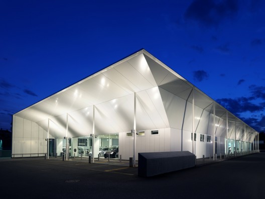 Commercial Building Fratelli Cozzi Auto / Buratti+Battiston Architects