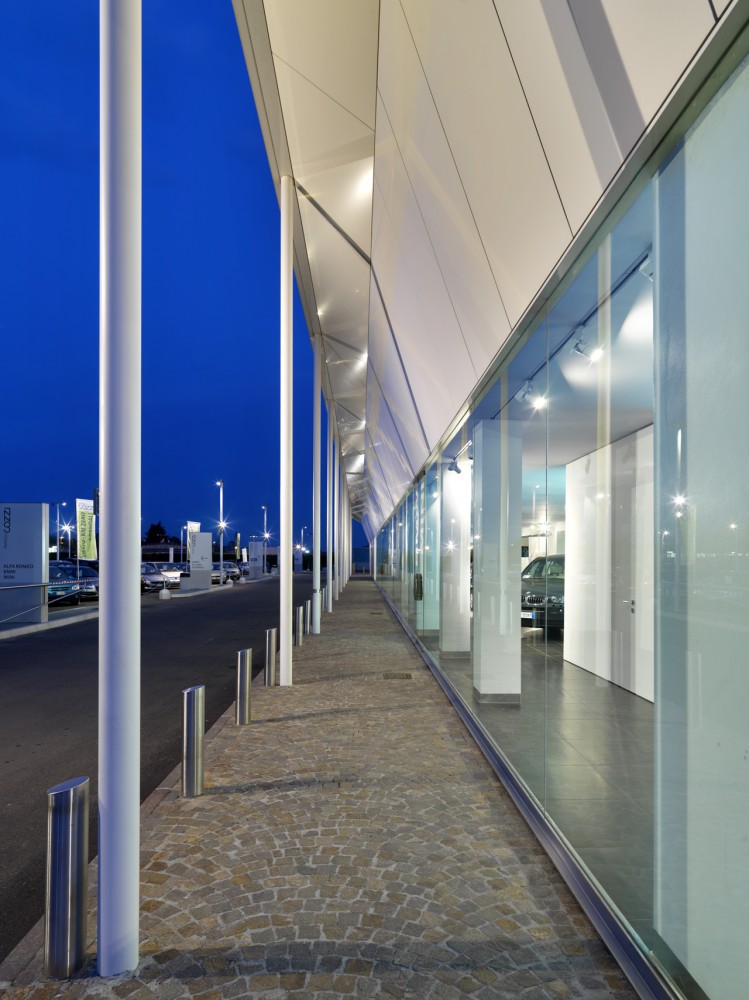 Commercial Building Fratelli Cozzi Auto / Buratti+Battiston Architects