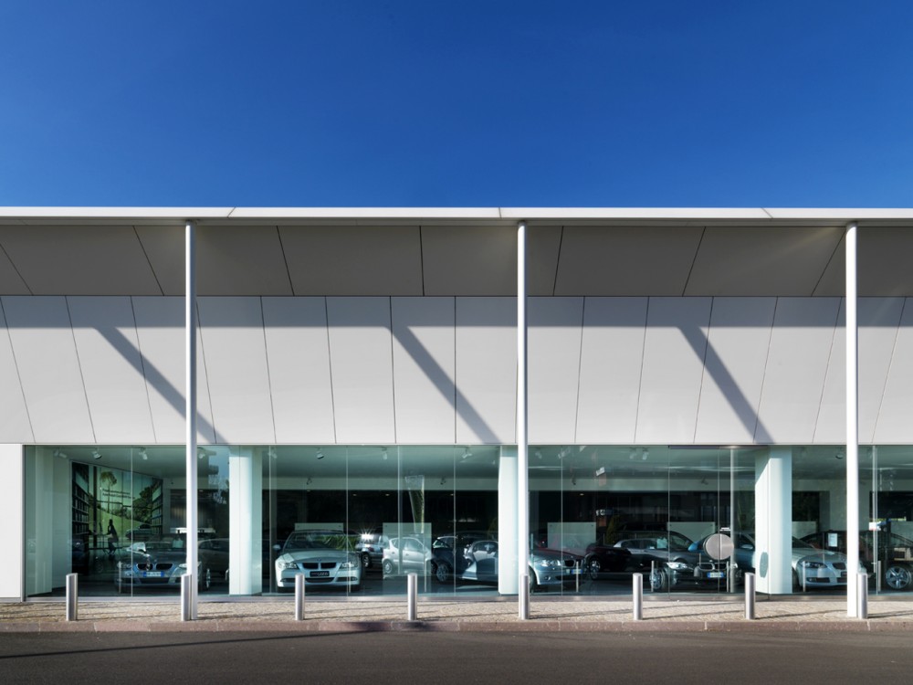Commercial Building Fratelli Cozzi Auto / Buratti+Battiston Architects