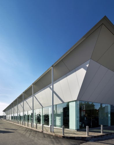 Commercial Building Fratelli Cozzi Auto / Buratti+Battiston Architects