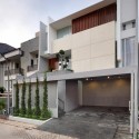Leo House / Edha Architects Leo House / Edha Architects © Fernando Gomulya – Tectography